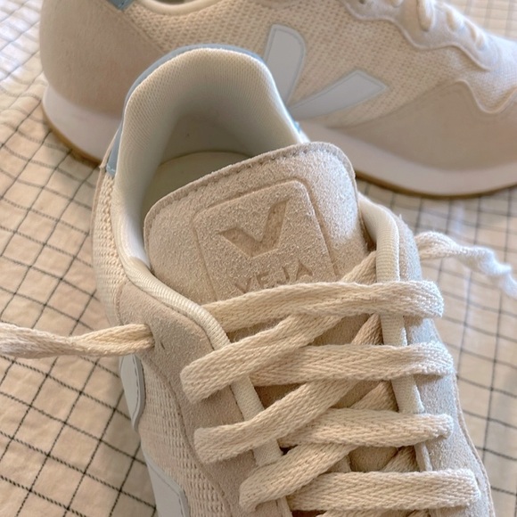 Veja Mesh Cream Sneakers - Picture 4 of 9